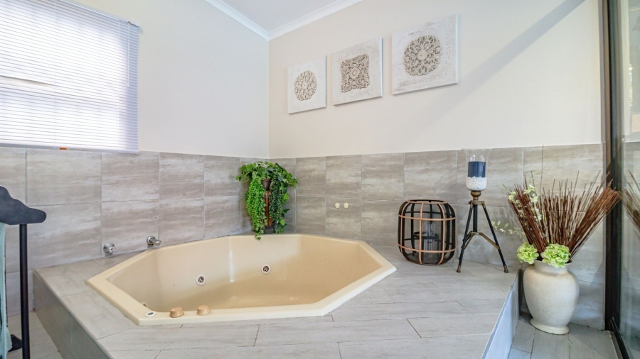 6 Bedroom Property for Sale in Gonubie North Eastern Cape